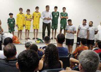 Inédito em Jaguaré, Prefeitura entrega kit uniforme para alunos de escolinhas