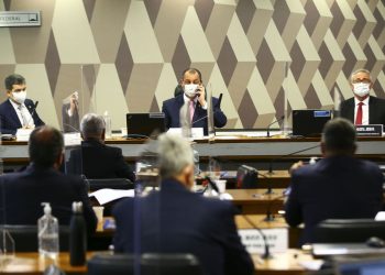 Gilmar Mendes anula arquivamento de ação contra Bolsonaro