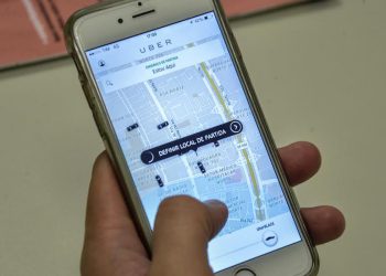 Justiça do Trabalho decide que Uber deverá registrar motoristas e multa a plataforma em R$ 1 bilhão