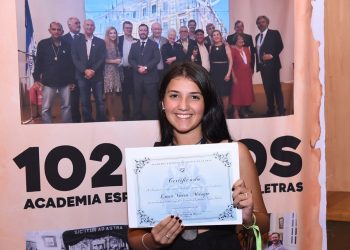 Alunos vencedores dos Concursos de Crônicas Jeanne Billich e de Poesias Miguel Marvilla são premiados