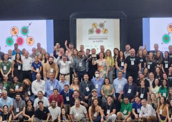 Equipes do DER-ES fazem manutenção em ponte alvo de vandalismo, em São Mateus