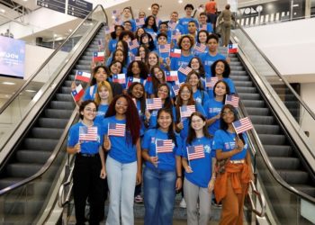 Estudantes realizam sonho de estudar no exterior por meio do Programa de Intercâmbio Estudantil