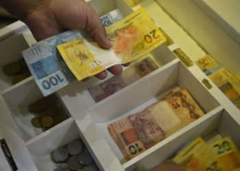Salário mínimo de R$ 1.412 entra em vigor nesta segunda-feira