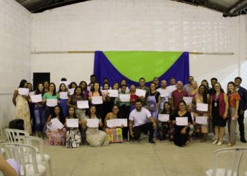 Prefeitura entrega diplomas a formandos da carreta Smart Lab
