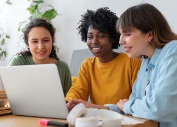 Dólar sobe para R$ 4,98 em dia de nervosismo no mercado