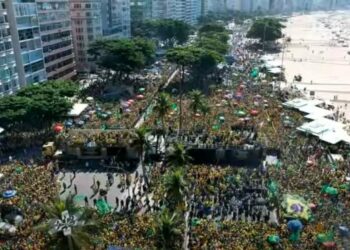 Milhares de apoiadores se reúnem em Copacabana para ato pró-Bolsonaro