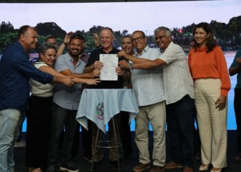 Casagrande anuncia revitalização da orla de Praia Grande e novas obras em Fundão