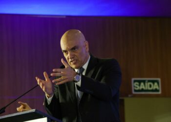 Censura ao X: Moraes manda derrubar rede social de Elon Musk no Brasil