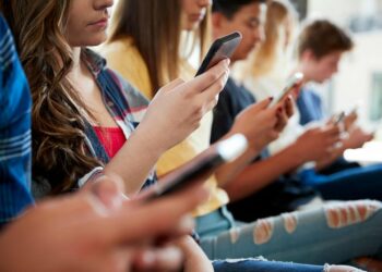 Sancionada lei que restringe uso de celular em escolas