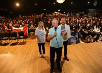 Governador anuncia ampliação de vagas e novos destinos no Programa de Intercâmbio Estudantil