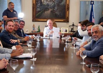 Estado assina contratos de locação de mini usinas solares para órgãos públicos