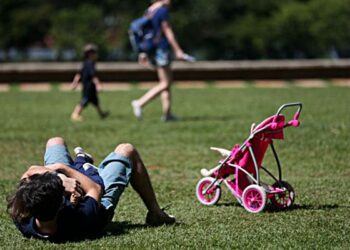 Aumento da licença-paternidade será tema no Congresso após recesso
