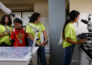 Imersão na Fiocruz inspira meninas a seguir carreira científica