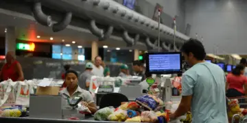 Governo adia por 90 dias regra sobre trabalho no comércio em feriados