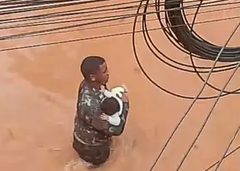  “Eu só fui”: ex-soldado salva criança de inundação em Juiz de Fora