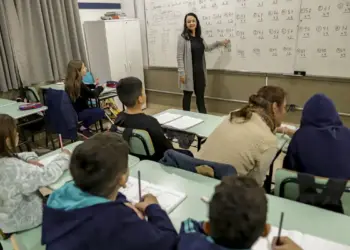 Senado aprova MP que estabelece piso de R$ 5.130 para professores