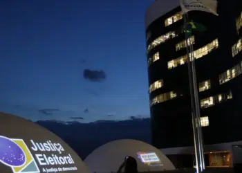 TSE adia decisão sobre suspensão de pesquisa de voto para presidente