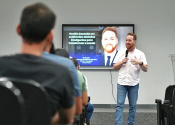 Vitor de Angelo leva debate sobre gestão escolar e resultados educacionais ao Norte do ES