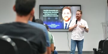 Vitor de Angelo leva debate sobre gestão escolar e resultados educacionais ao Norte do ES