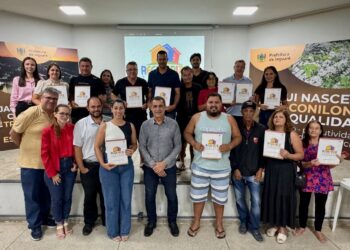 Moraes manda Flávio Bolsonaro entregar passaporte e o proíbe de deixar o país