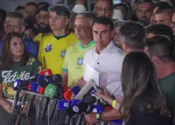 Moraes manda Flávio Bolsonaro entregar passaporte e o proíbe de deixar o país