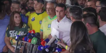 Moraes manda Flávio Bolsonaro entregar passaporte e o proíbe de deixar o país